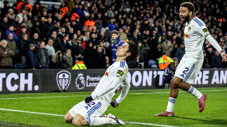 Игроки Лидса празднуют свой гол в ворота Челси