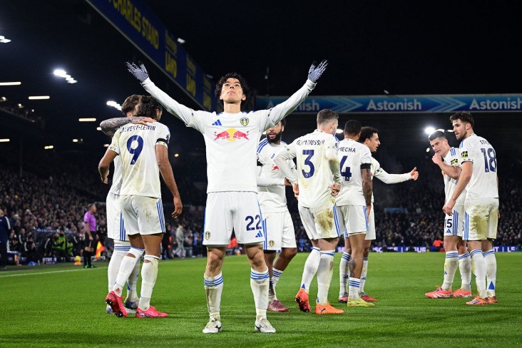 Игроки Лидса празднуют забитый гол