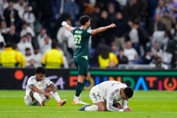 Игрок Манчестер Сити празднует гол в ворота мадридского Реала