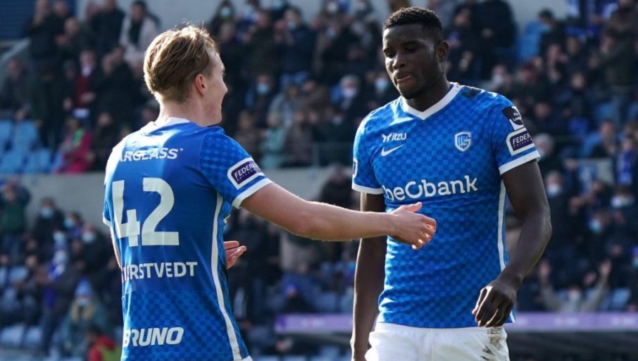 Футболисты Генка празднуют свой гол