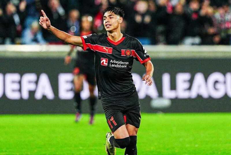 Игрок Мидтьюлланна празднует свой забитый гол