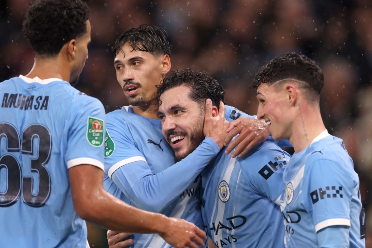 Игроки Ман Сити празднуют свой гол