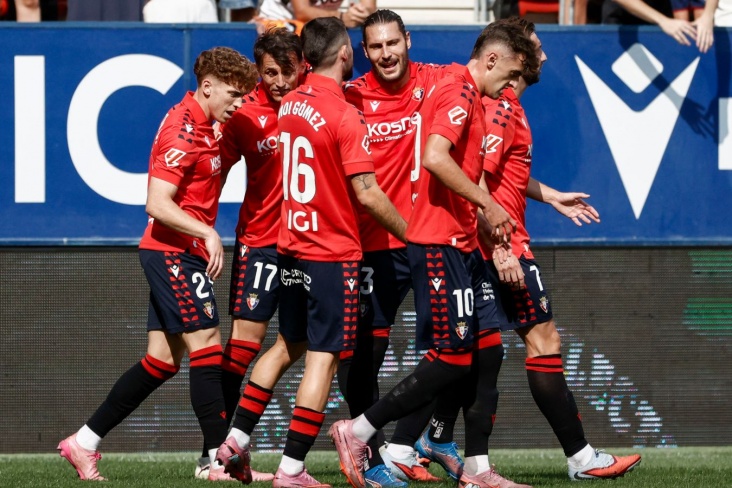 Игроки Осасуны празднуют свой гол