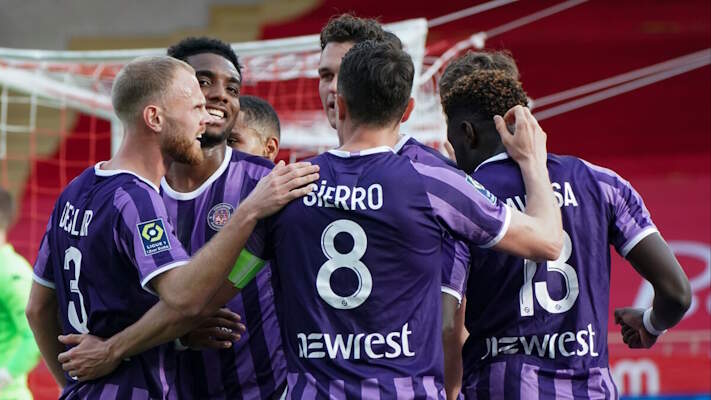 Футболисты Тулузы празднуют свой гол