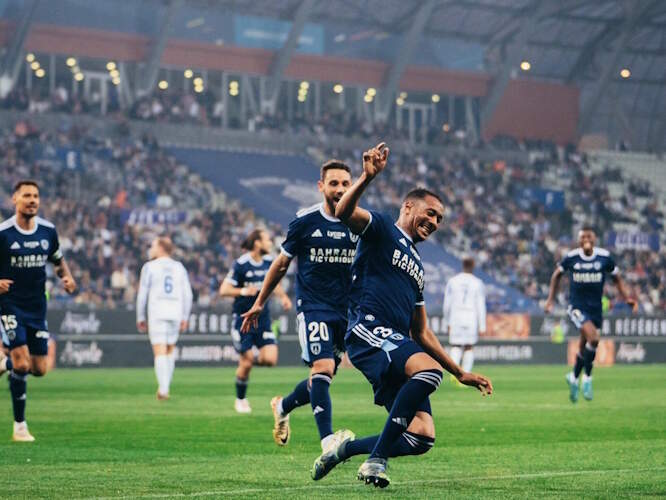 Футболисты команды ФК Париж празднуют свой гол