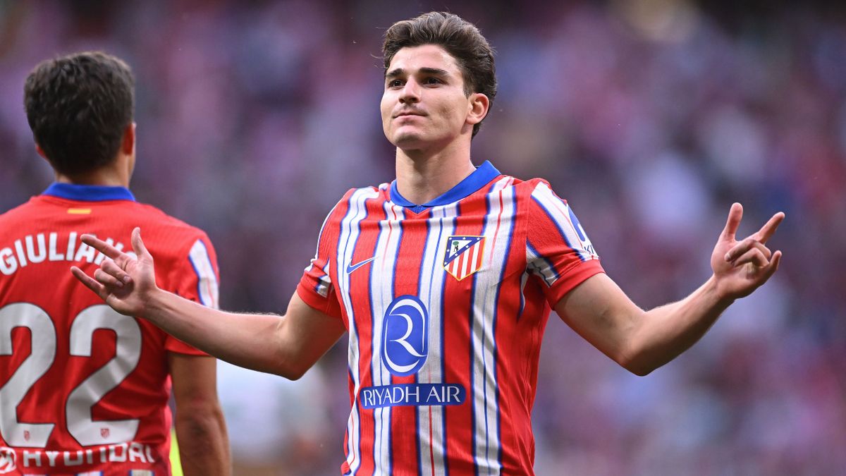 Альварес празднует свой гол