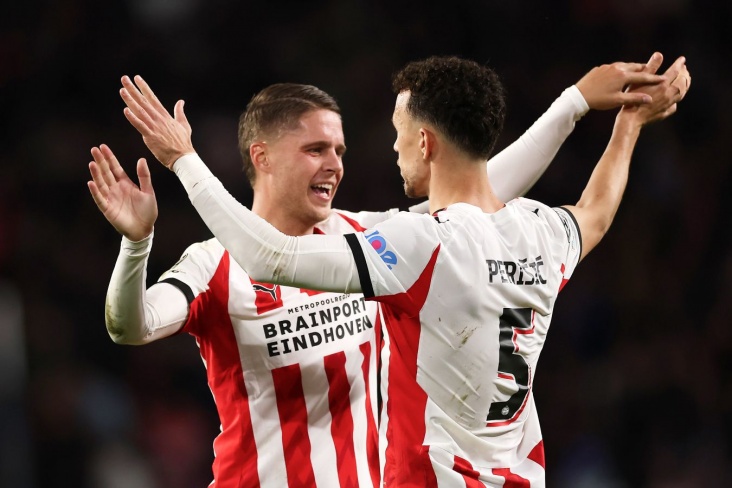 Футболисты ПСВ празднуют свой гол