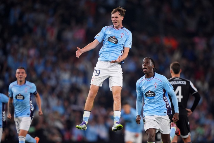 Игроки Сельты празднуют гол