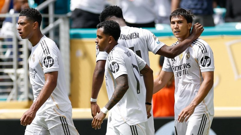 Футболисты Реала празднуют свой гол