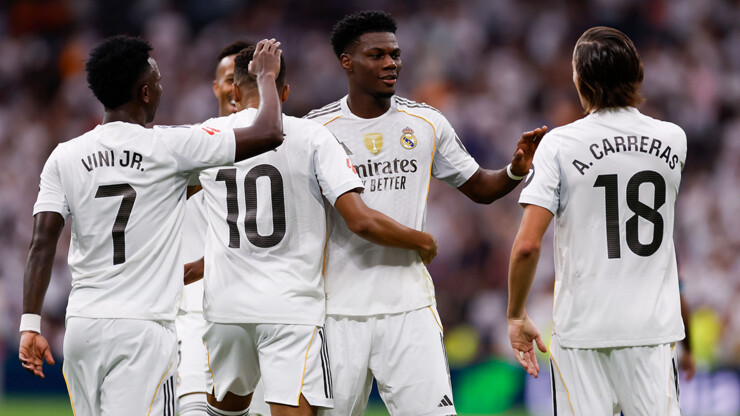 Игроки мадридского Реала празднуют свой забитый гол