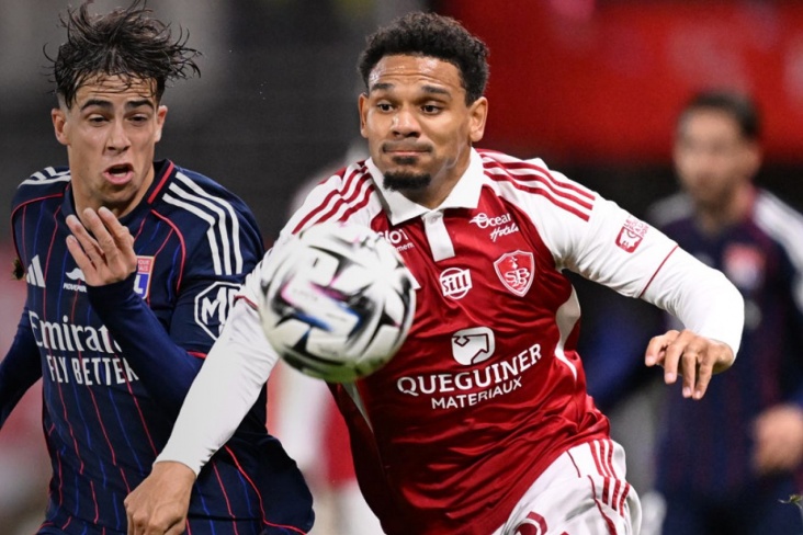 Борьба за мяч в матче Брест - Лион