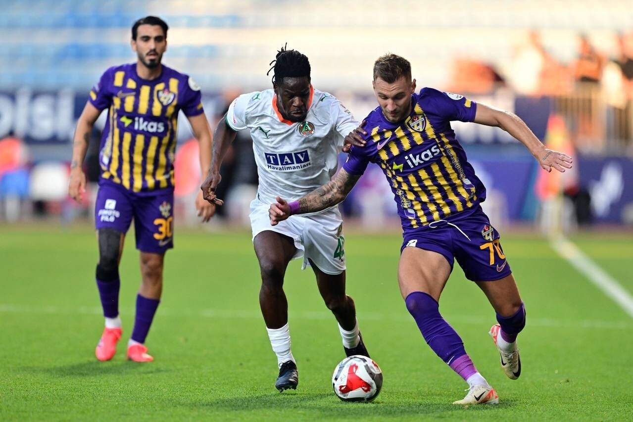 Игрок Эюпспора борется за мяч с соперником