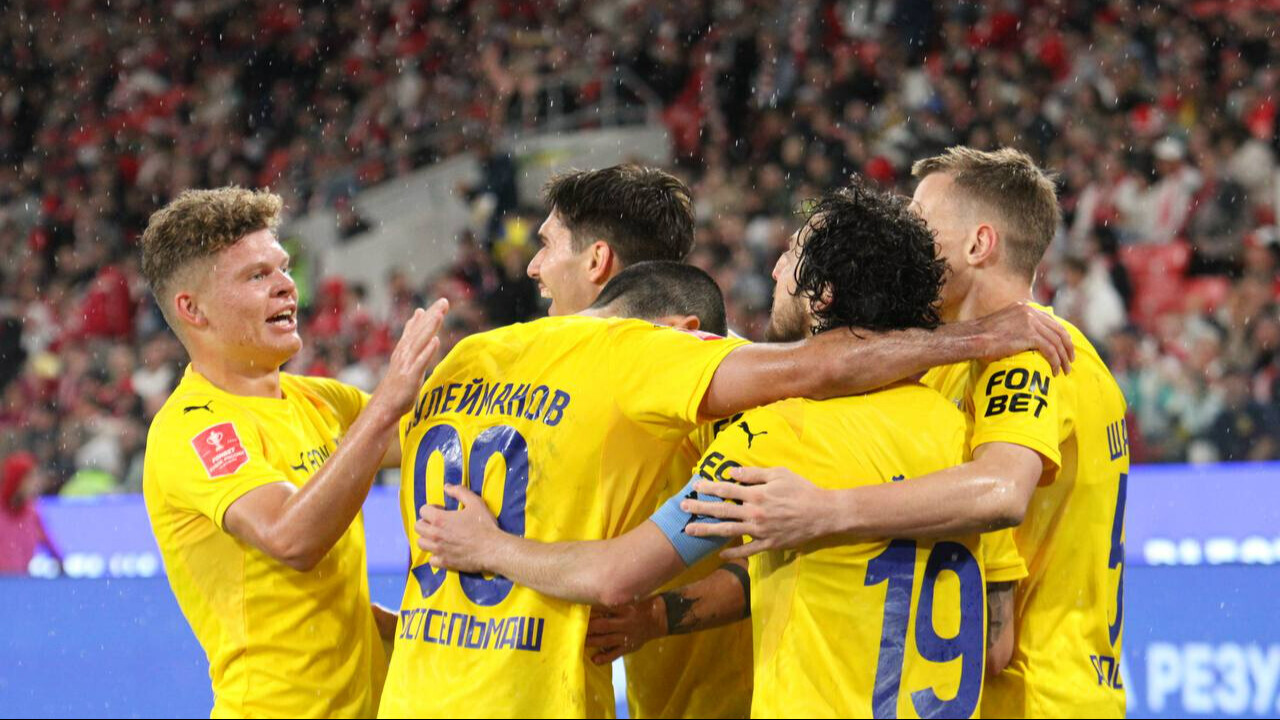 Игроки Ростова празднуют гол