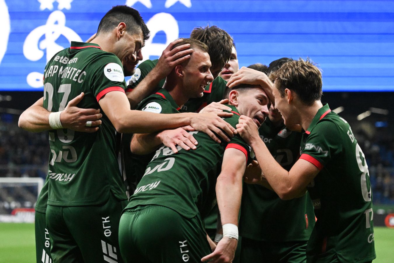 Футболисты Локомотива празднуют свой гол