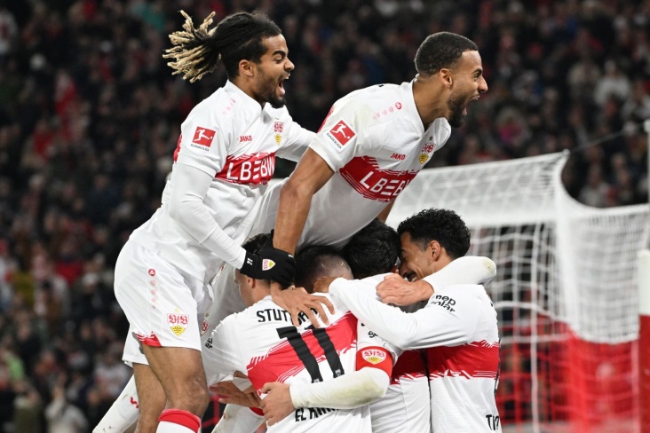 Футболисты Штутгарта празднуют свой забитый гол
