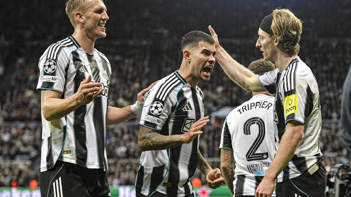 Игроки Ньюкасла празднуют свой гол