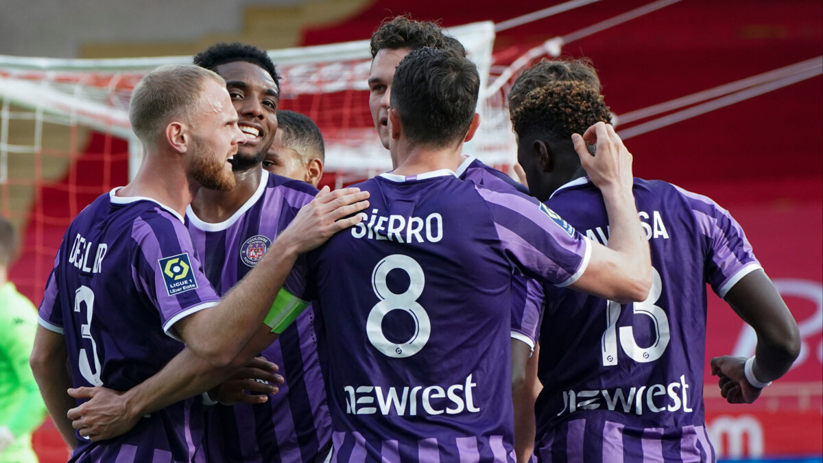 Игроки Тулузы празднуют забитый гол