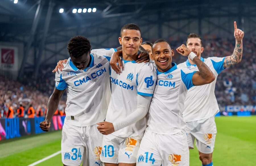 Футболисты Марселя празднуют свой гол