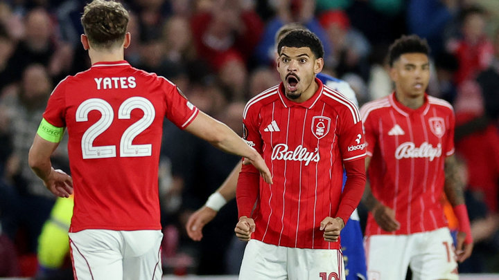 Игроки Ноттингем Форест празднуют свой гол