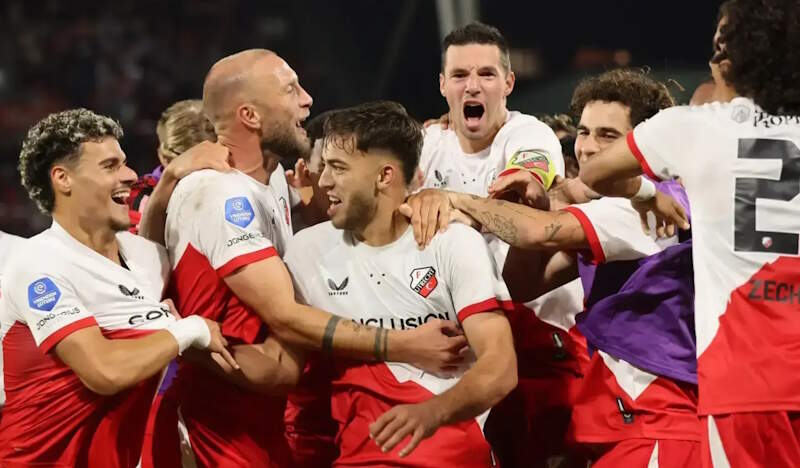 Игроки Утрехта празднуют свой гол