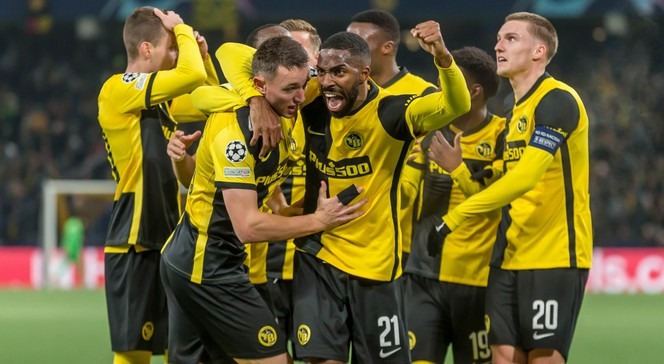 Игроки Янг Бойз празднуют свой гол