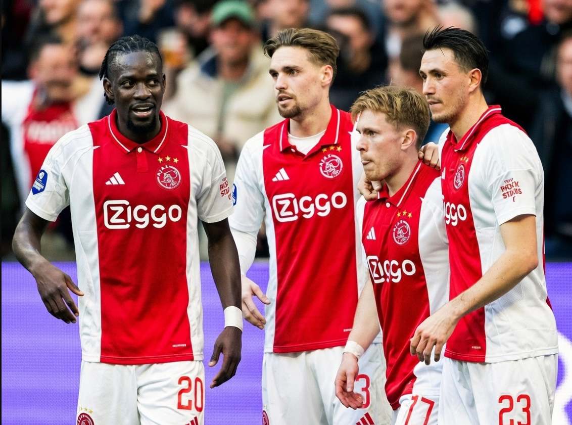 Игроки Аякса празднуют гол