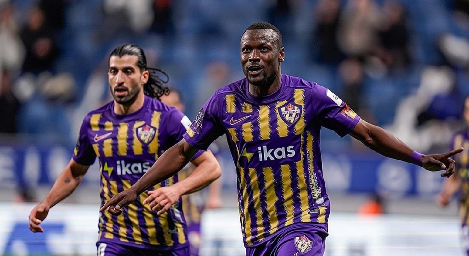 Игроки Эюпспора празднуют забитый гол