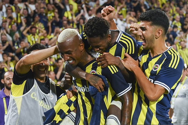 Игроки Фенербахче празднуют забитый гол