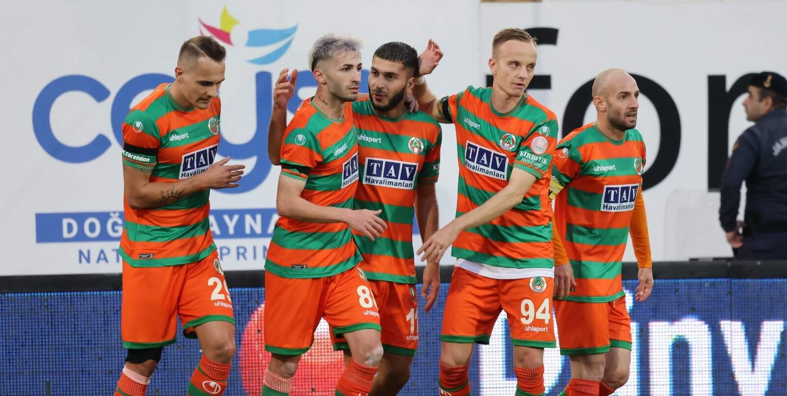 Игроки Аланьяспора празднуют забитый гол