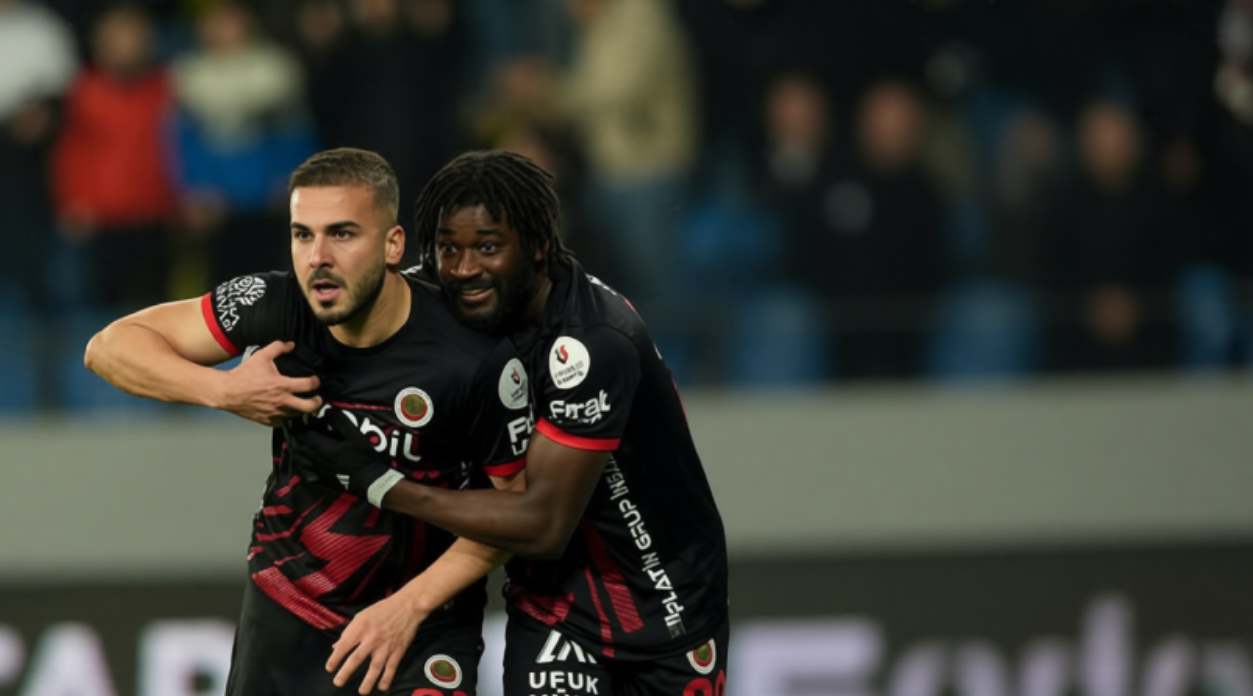 Игроки Генчлербирлиги празднуют забитый гол