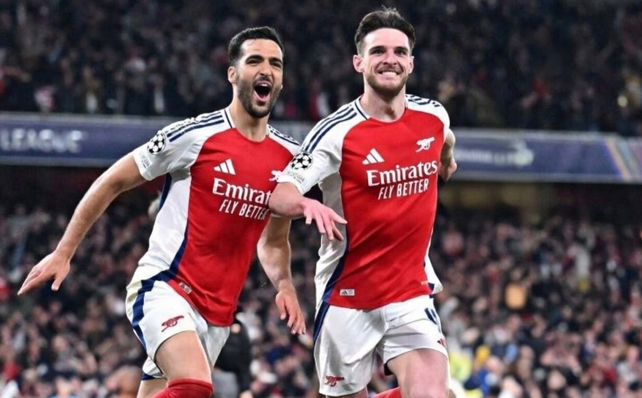 Игроки Арсенала празднуют гол