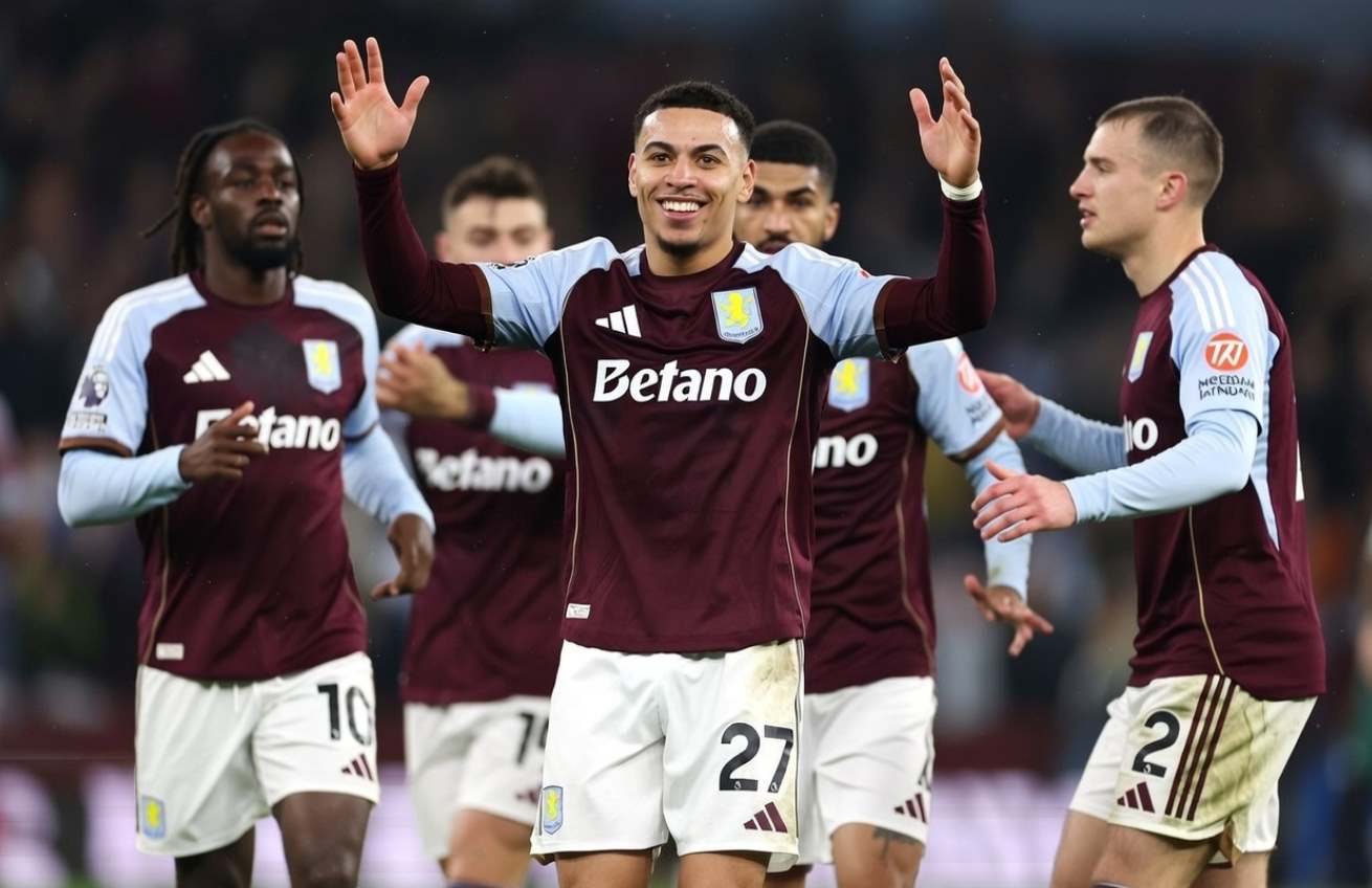 Игроки Астон Виллы празднуют гол