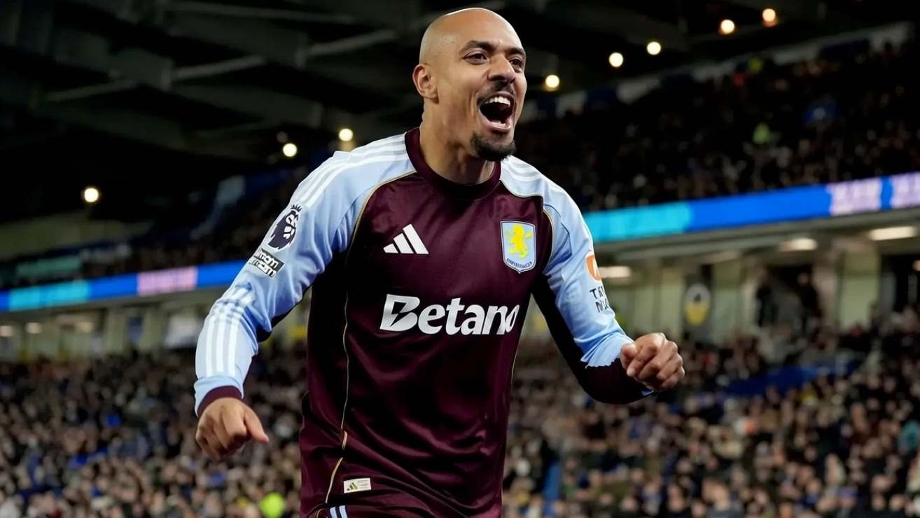 Игрок Астон Виллы празднует гол