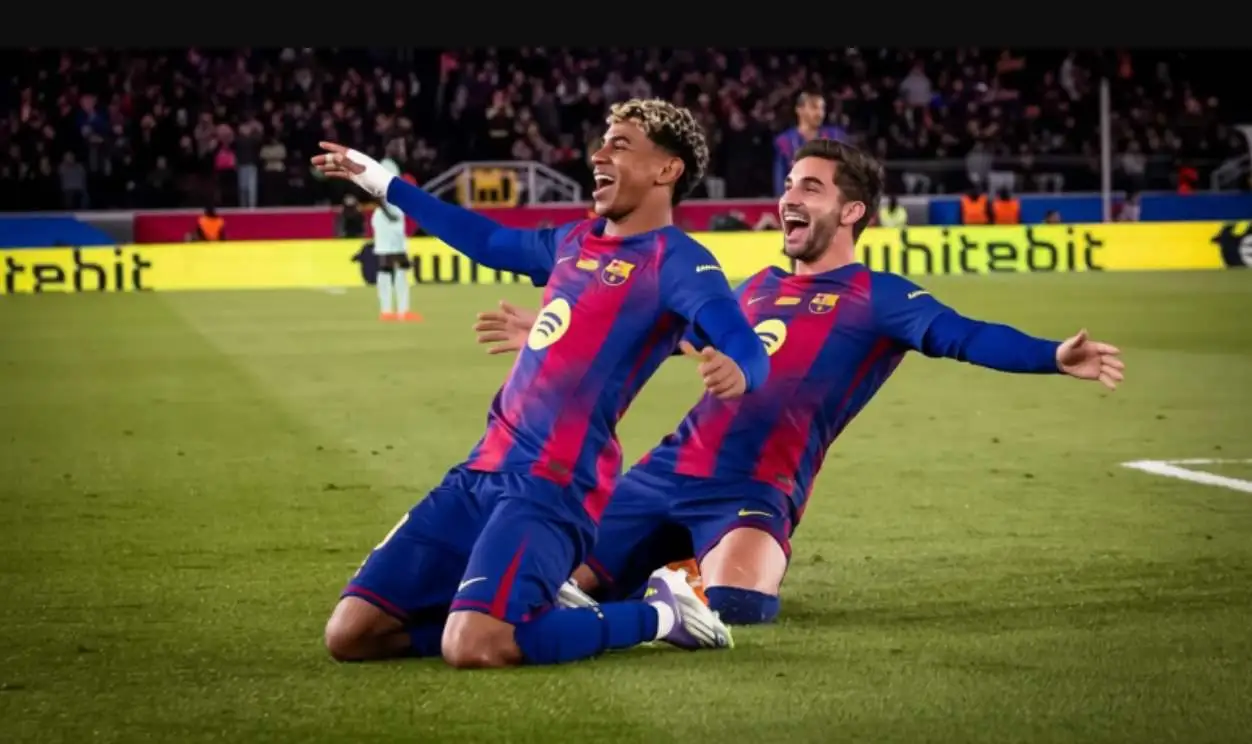 Игроки Барселоны празднуют гол