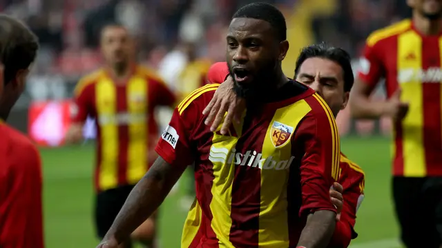 Игроки Кайсериспора празднуют забитый гол 