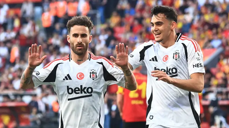 Рафа Силва празднует свой гол за Бешикташ 