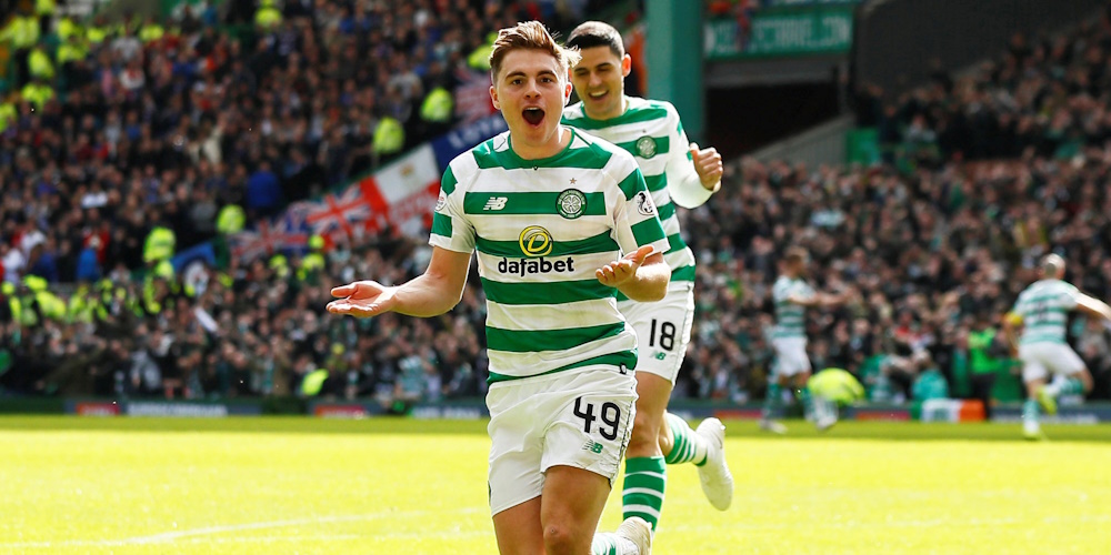 Игроки Селтика празднуют гол