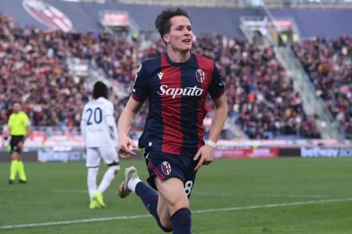 Игрок Болоньи празднует гол