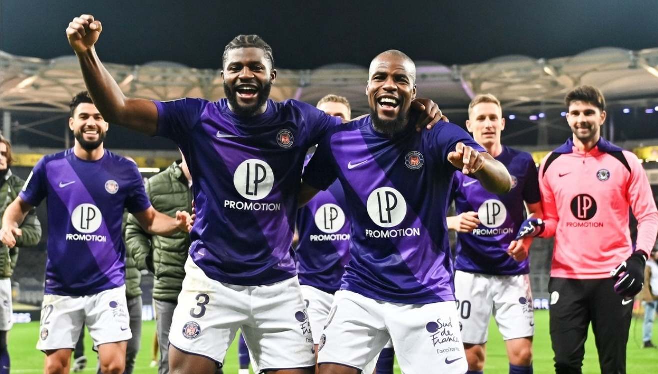 Игроки Тулузы празднуют гол