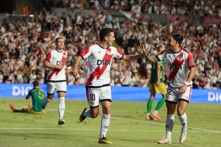 Игроки Райо Вальекано празднуют забитый гол