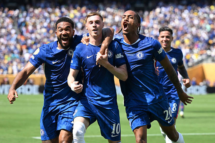 Игроки Челси празднуют гол