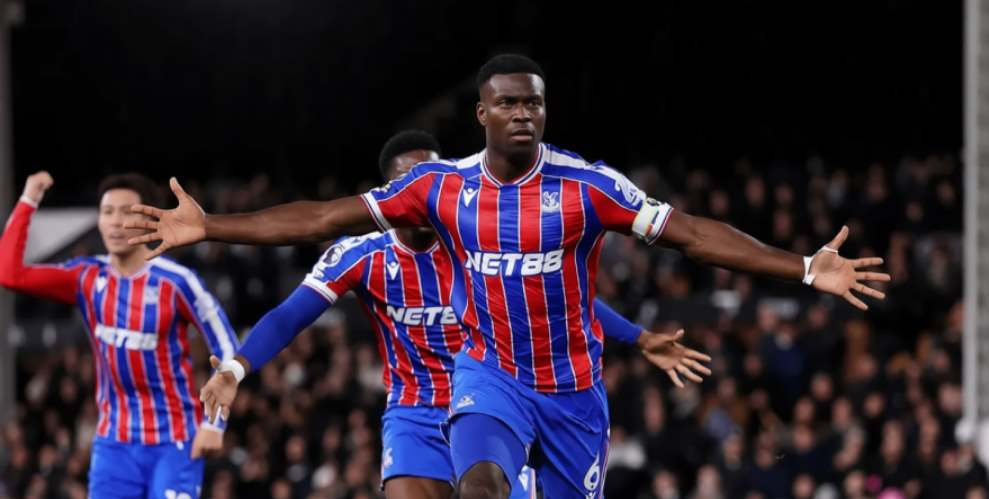 Игроки Кристал Пэлас празднуют гол