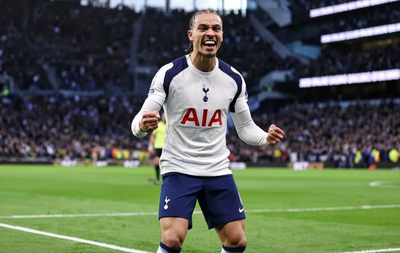 Симонс празднует гол за Тоттенхэм 