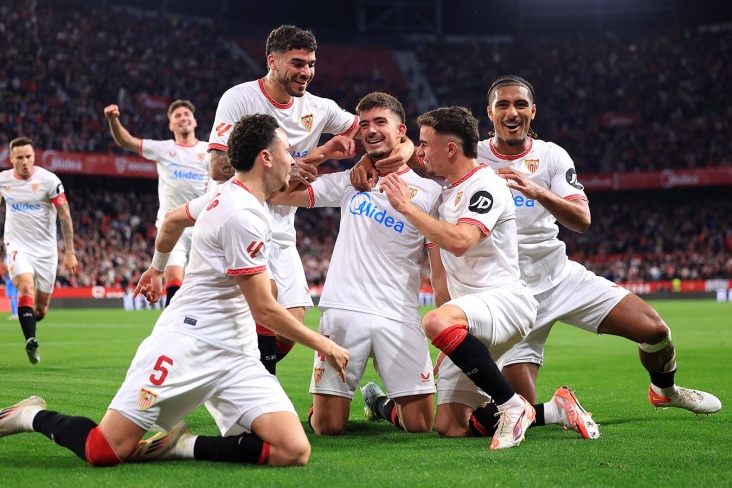 Игроки Севильи празднуют забитый гол