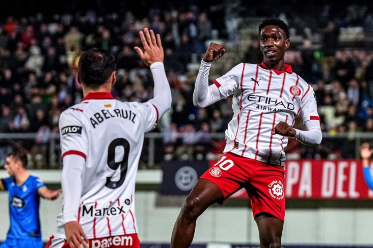 Игроки Жироны празднуют гол