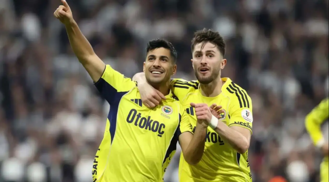 Игроки Фенербахче празднуют гол