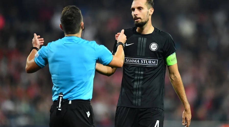 Игрок Штурма беседует с арбитром 