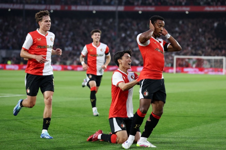 Игроки Фейеноорда празднуют гол 