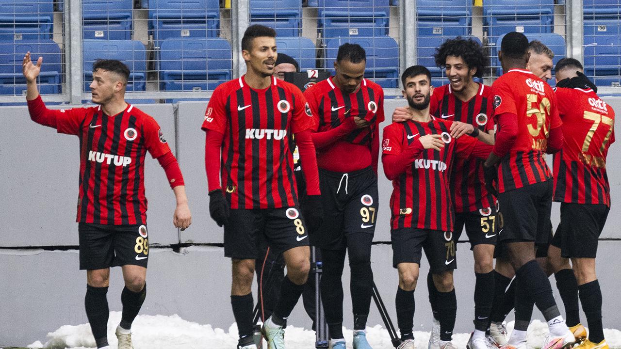 Игроки Генчлербирлиги празднуют забитый гол