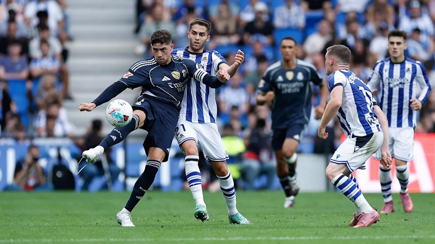 Борьба за мяч в матче Реал Сосьедад - Реал Мадрид 